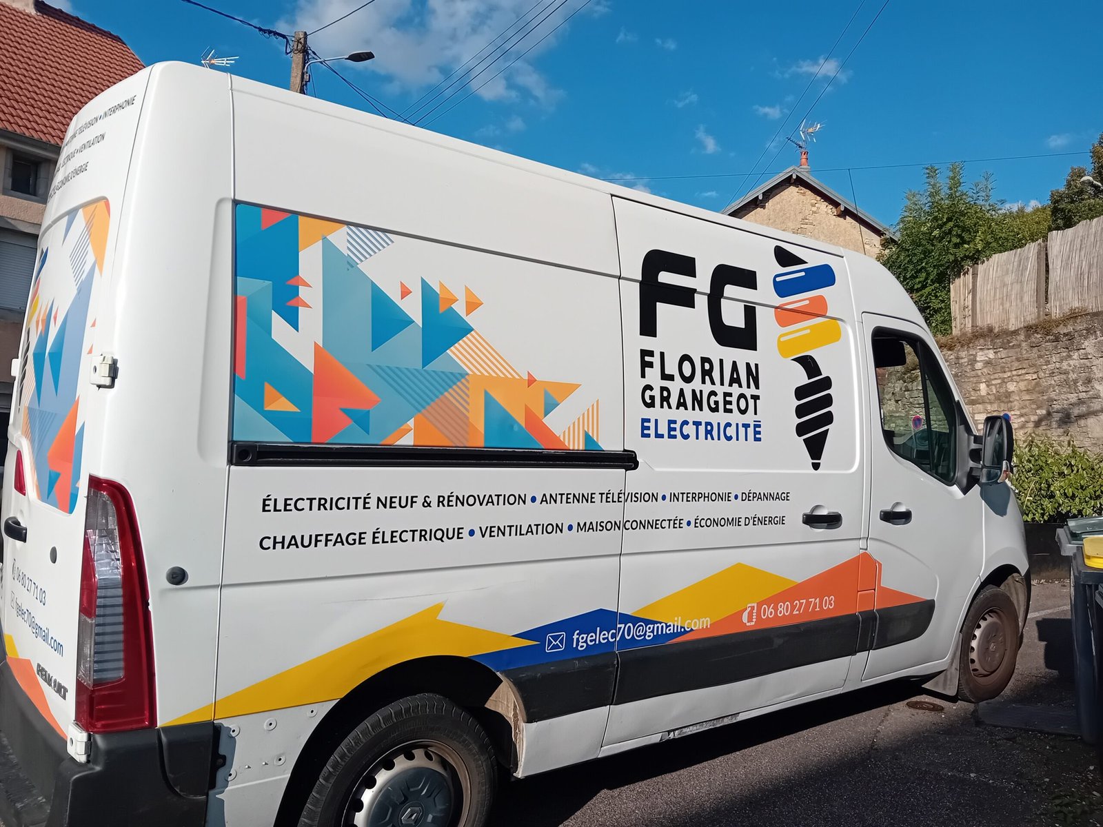 Électricien professionnel au travail